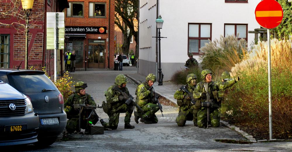 Finska husbilister omringad av gotländsk militär