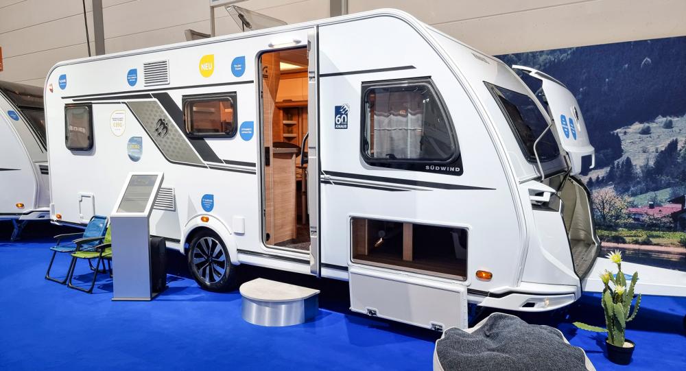 De färgglada klistermärkena är bara infoskyltar på mässexemplaret. Normalt är det en diskret och modernt designad husvagn. Kanske lika tidlös som namnet Südwind.