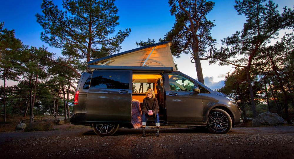 Från stadskörning till fricamping. Tanken är att lilla Mercedes-Benz Marco Polo 4Matic ska fungera både till vardags och för camping. Med popup-taket uppfällt skapas ståhöjd och extra sängplats.