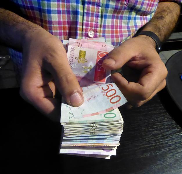 Dyrare avgift till bilregistret men billigare byta skylt