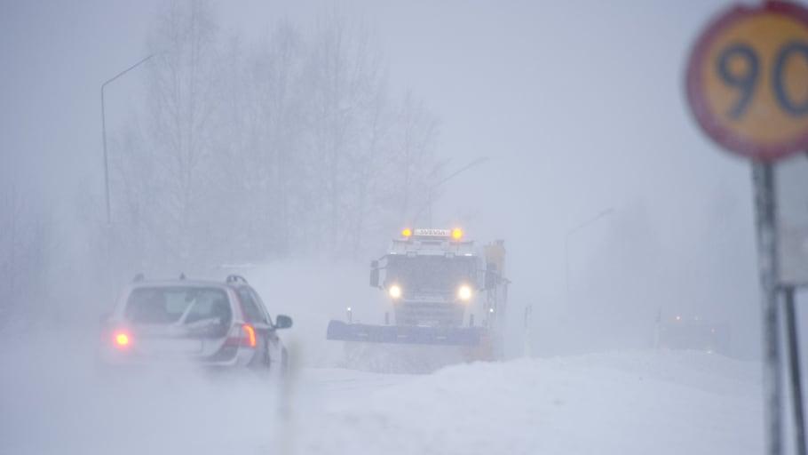 Bilförare kör riskfyllt runt snöröjare och halkbekämpare
