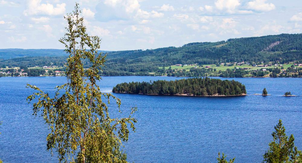 Fjordkänsla. På en utsprängd bergshylla mellan Sunne och Torsby ligger Trafikverkets rastplats Tossebergsklätten. Norra Fryken fyller dalgången likt en mäktig vallgrav.