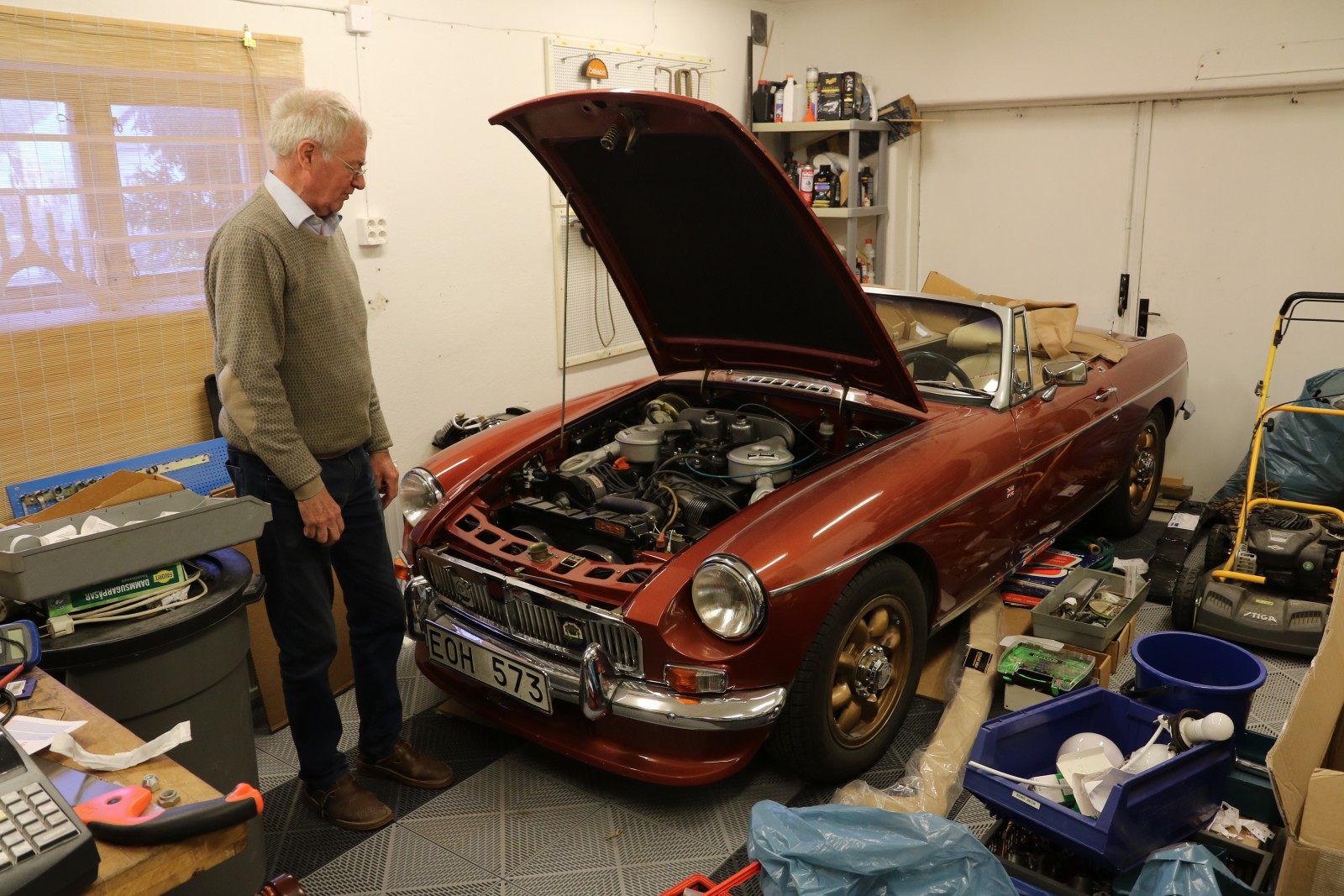 I det kombinerade lagret och garaget står Thomas Brandts MGC.