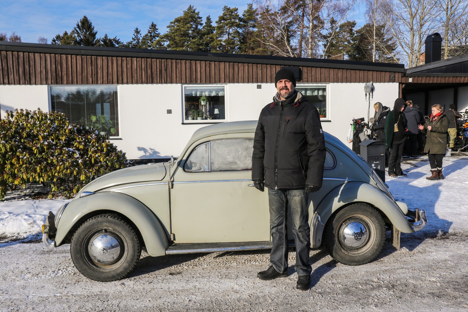 Lars Ericsson, Volkswagen 1200 1960: ”Eftersom jag är ordförande i Volkswagenhistoriska Klubben så är det ofta jag som tar emot förfrågningar till klubben om filmbilar. Om ingen kan ställa så gör jag det om jag har möjlighet. Jag har varit med i tre filmer och ett tv-program förut. Tack och lov är det bra väder idag, det är det ju inte alltid”.