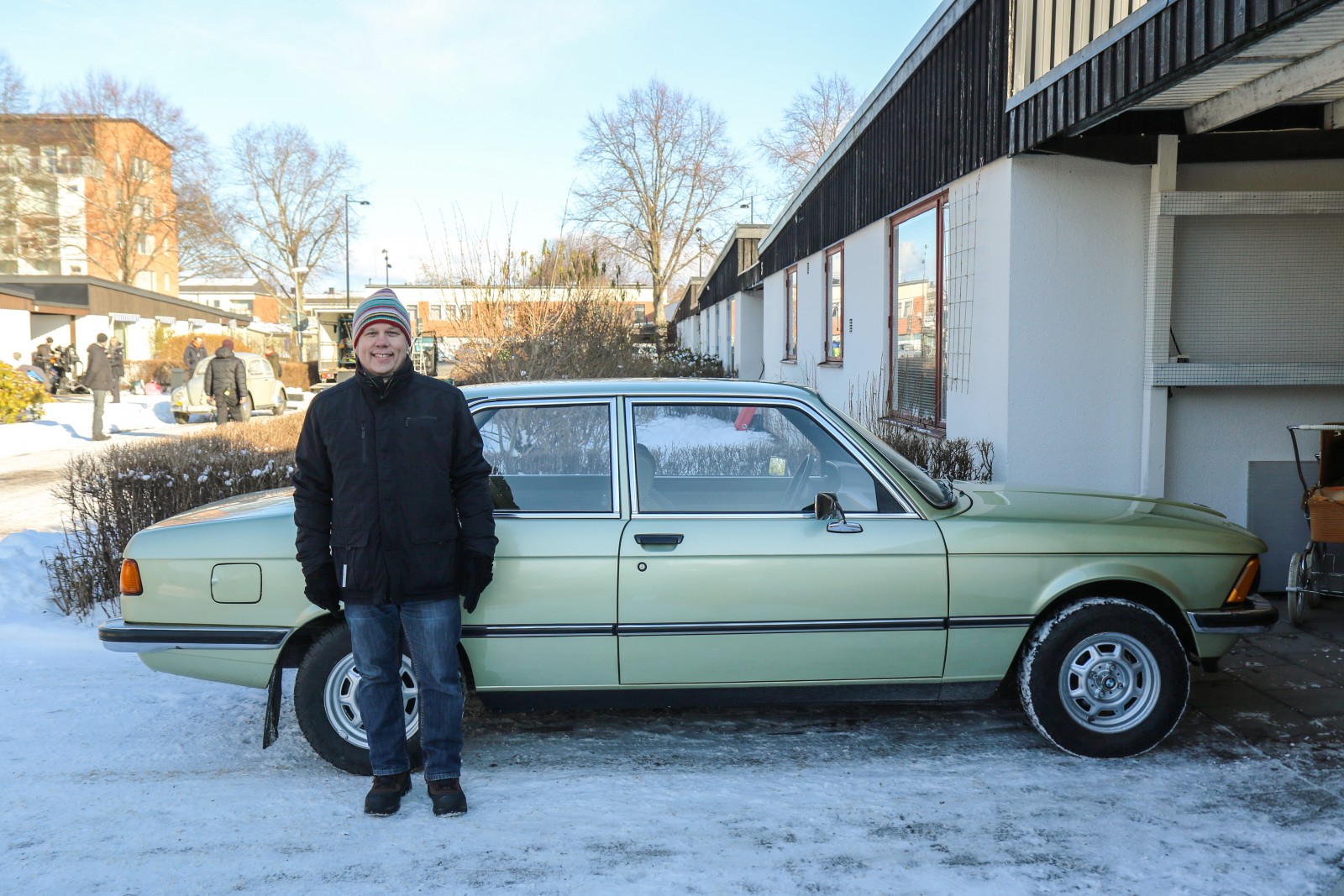 Sami Vihriälä, BMW 316 1978: ”Det är första gången jag är med på en tv-inspelning med en bil och jag har inte kört min BMW på vintern tidigare heller så det har varit kul att sladda lite på vägen hit. Vi som är här bildar ju en bilträff och har fått en två dagar lång bilsnackarsession! Att bli 1970-talsstylad klädmässigt utifall vi skulle synas i bild var kul och också att få hjälpa skådisarna med hur de skulle köra”.