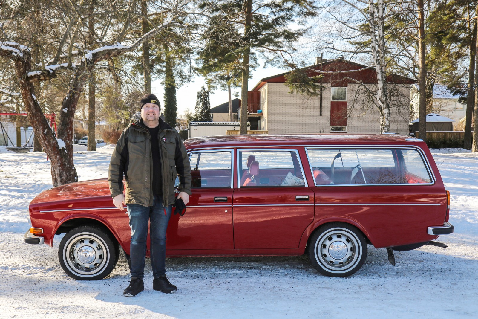Roland Lindblad, Volvo 145 DL 1972 och Volvo 142 1971: ”Det är roligt att se hur det går till. Det här är andra gången jag är med på en inspelning och jag har tagit ledigt för att vara här. Man får se till att använda bilar som går att köra. Det är ju trixigt på vintern när man inte har vinterdäck”.