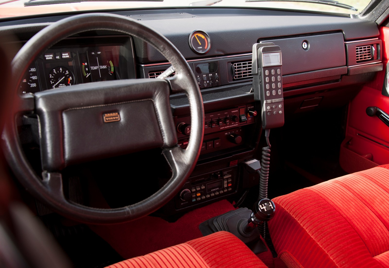 Eftersom Gyllenhammars 240 Turbo är av 1980 års modell har turbotrycksmätaren en speciell placering mitt på instrumentpanelen.