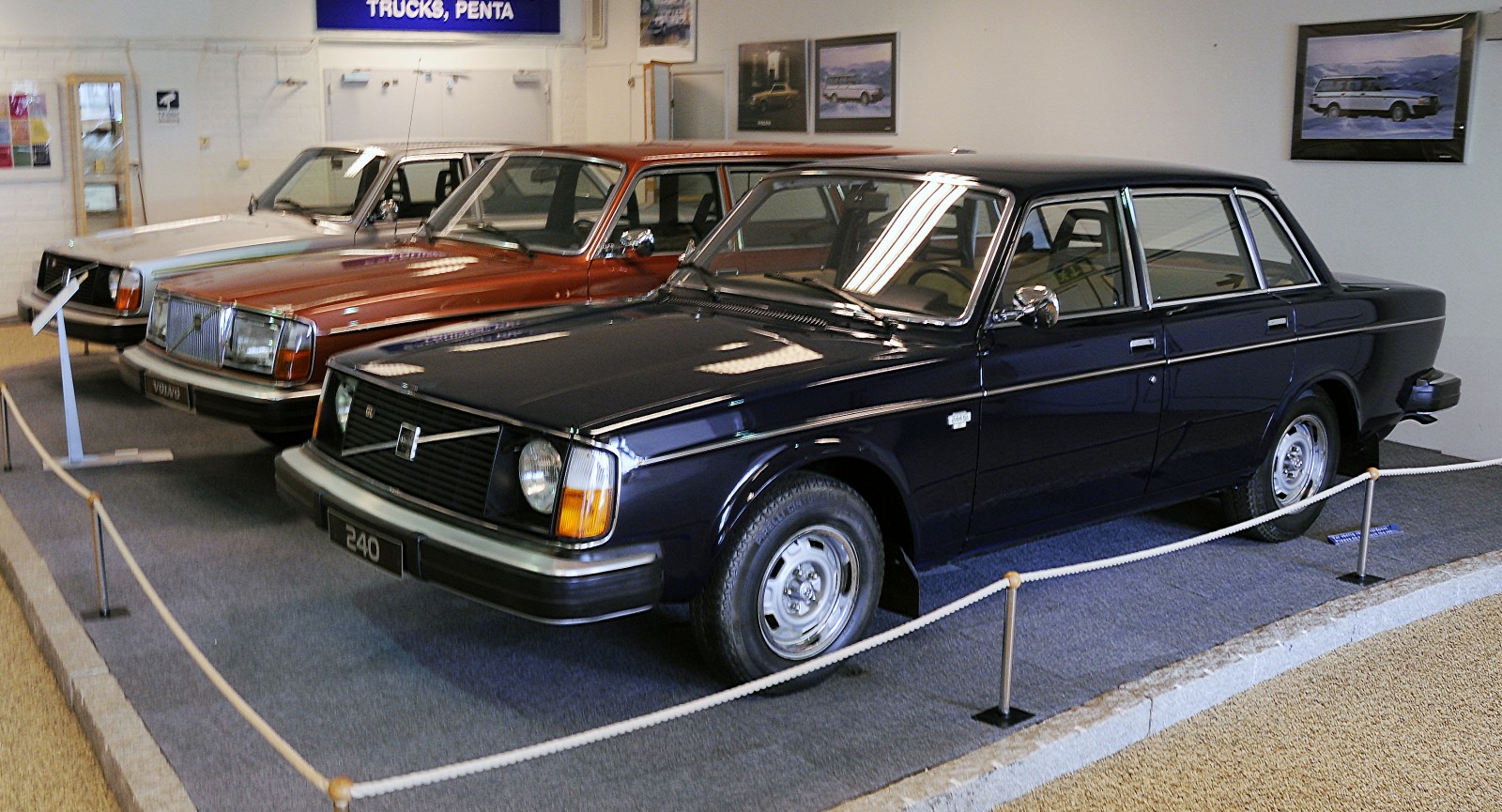 Närmast i bild syns Volvo 244 med chassinummer ett.