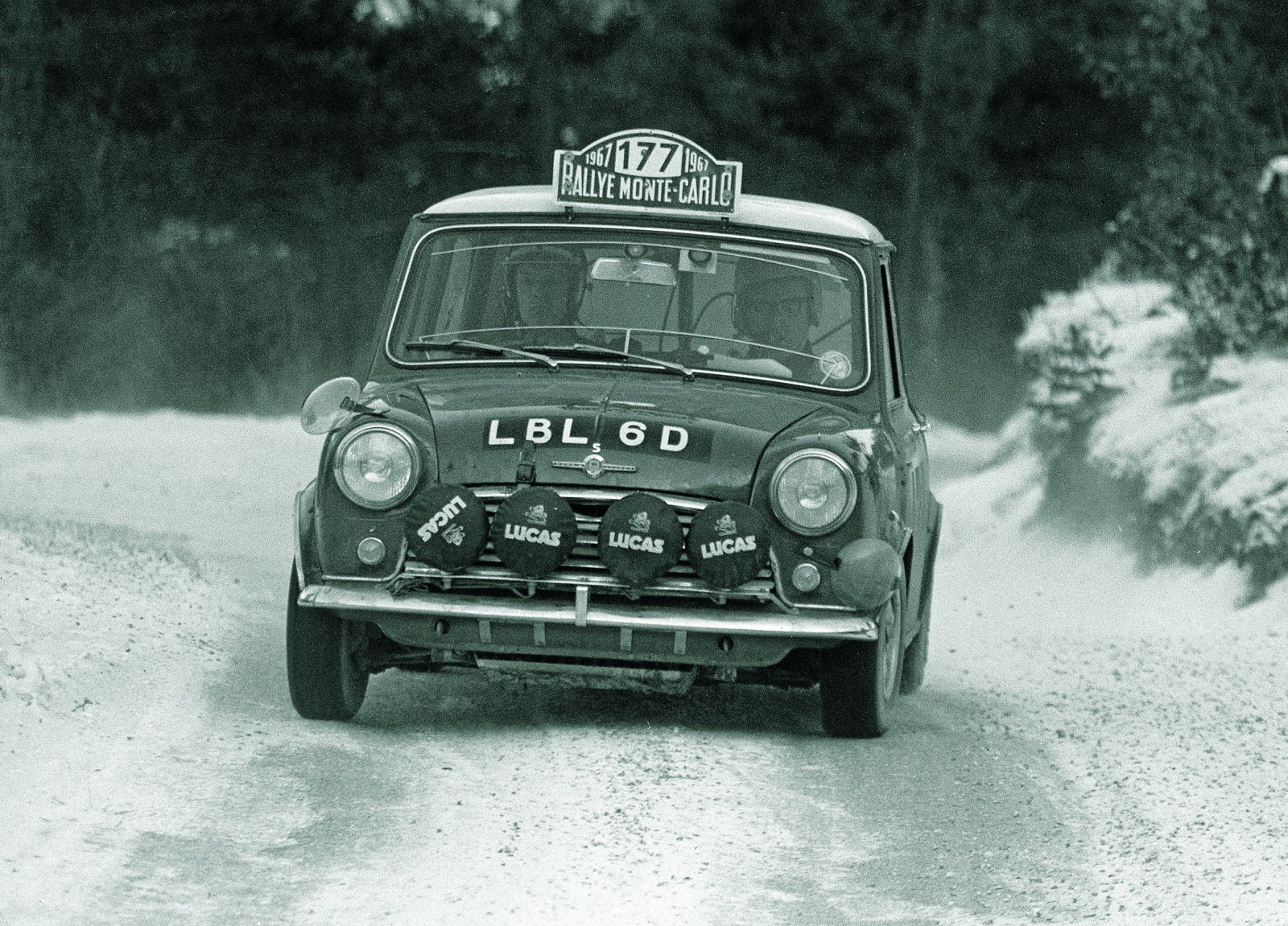 Rauno Aaltonen och Henry Liddon på väg mot seger i Monte Carlo-rallyt 1967.
