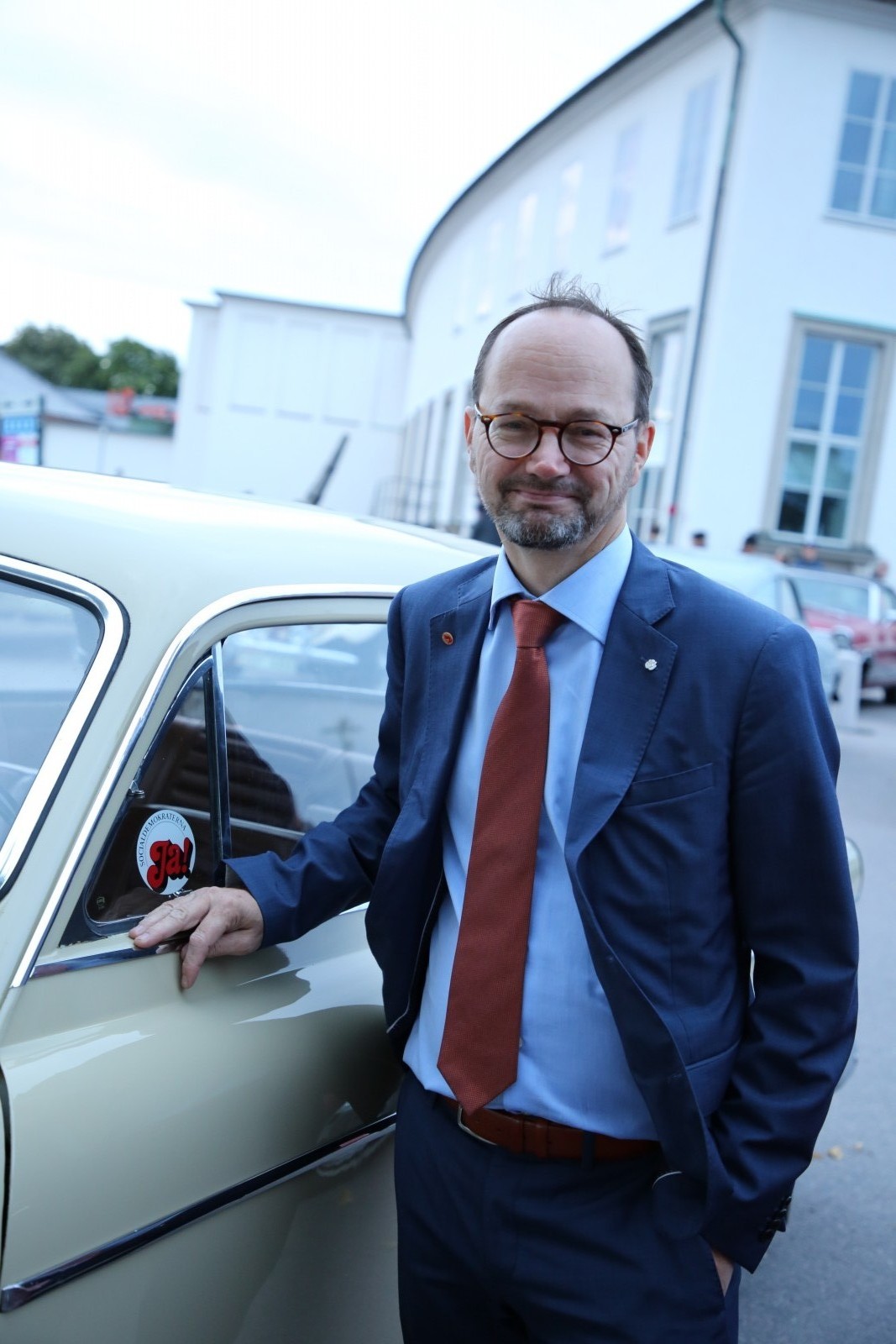 Infrastrukturminister Tomas Eneroth vid 50-årsfirandet av högertrafikomläggningen. Då anade han inte hur mycket platina han var omgiven av.