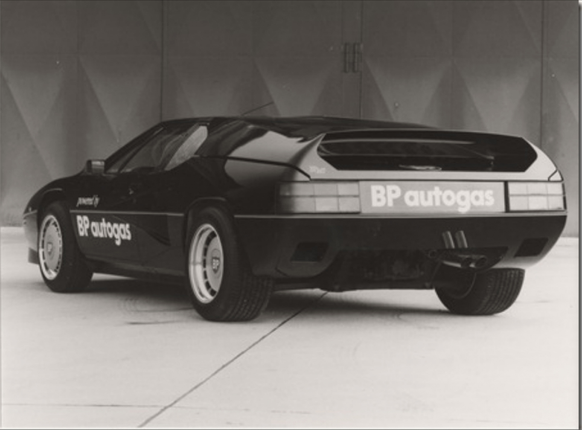 Karossen modifierades kraftigt och bakljusen plockades från Opel Monza.