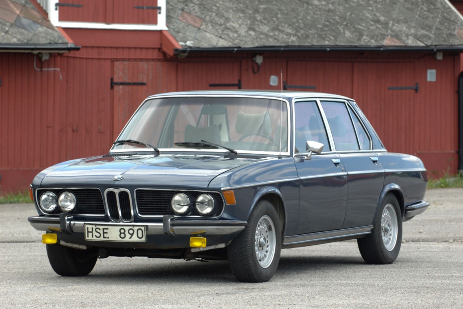 BMW 3,0s med skön svensk känsla – rätt sorts regplåtar och varselljus. Fälgarna ser däremot modernare ut.