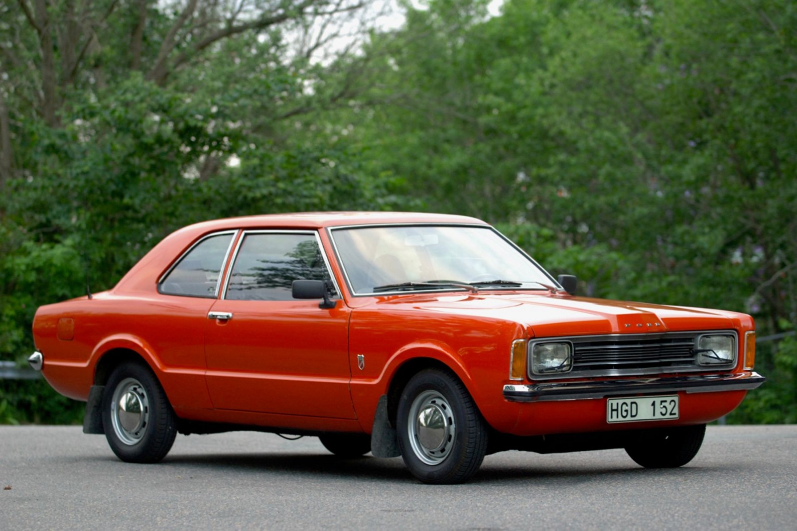 Rätta sortens regplåtar, strålkastartorkare, stänklappar och släta navkapslar – när såg du en så korrekt Ford Taunus senast?