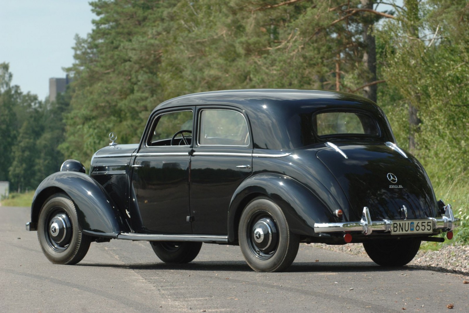 Första efterkrigs-Mercedesen var egentligen en lätt omarbetad mellankrigsmodell. Snygga 170S sålde bra i Sverige och här har vi ett exemplar skönt renoverat skick. Dessa bilar är fortfarande förhållandevis billiga - alla vill ha cabrioletmodellerna.