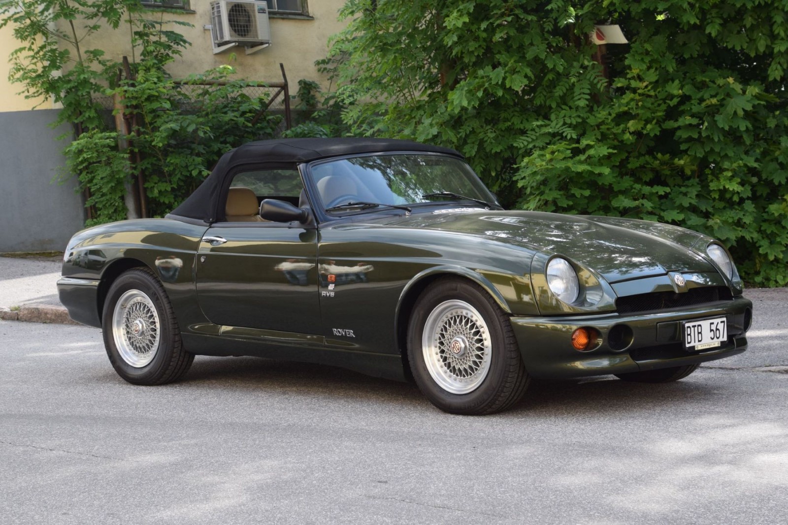 I början av 1990-talet återuppstod MGB i form av RV8 med 3,9-liters V8. De kunde byggas tack vare nytillverkningen av MGB-kaross och syftet var att hålla MG-varumärket levande inför lanseringen av MGF. Den här såldes ny i Japan och har bara gått 1 500 mil.