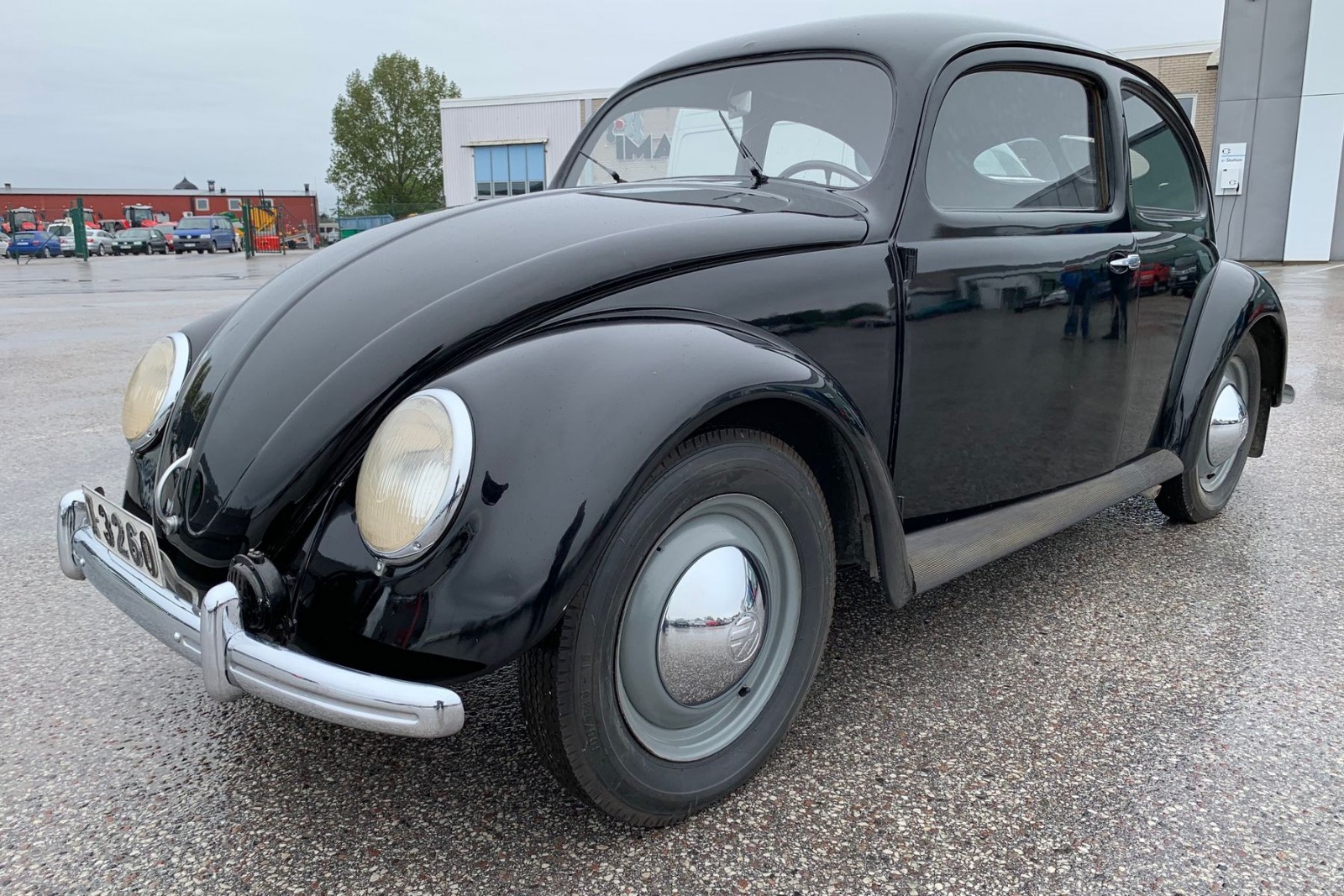 En av Sveriges äldsta Volkswagen som dessutom funnits på Gotland hela tiden. Den kom till Sverige hösten 1948. Första ägaren köpte den hos Volkswagen i Visby och behöll den sedan i 20 år. När han skulle byta till en ny bil 1969 vände han sig förstås till samma företag och de behöll inbytet. Förra året klubbades en -48:a för 1,3 miljoner, frågan är vad denna går för.