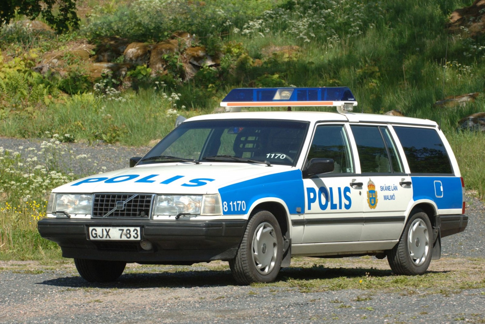 Två Volvo 940 i polisutförande finns att bjuda på – köp båda och ställ utanför dörren. Kommer definitivt att sänka hastigheten i området och öka ryktesspridningen!