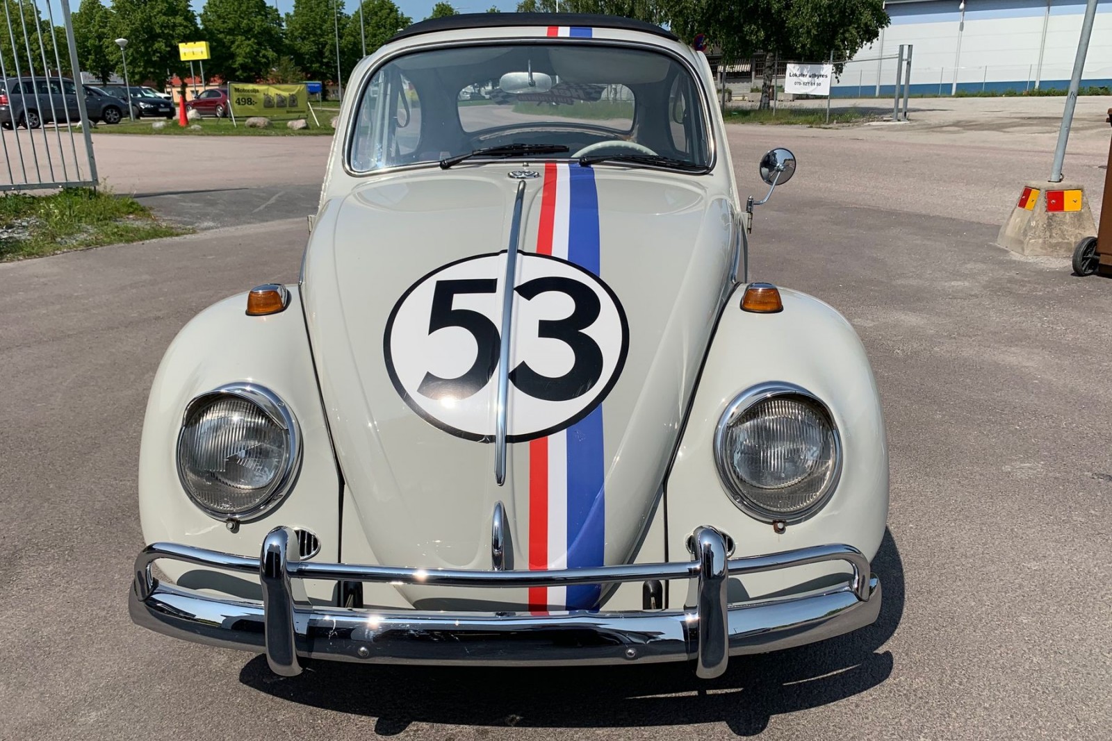 En kändis från Klassiker! För drygt tio år sedan lånade vi denna Herbifierade Volkswagen till ett fotoreportage och vi kan intyga att om du söker en bil som väcker uppmärksamhet så behöver du inte leta mer. Den har inte varit med i någon film men väl ägts av Disney i Sverige och använts när senaste filmen skulle promotas.