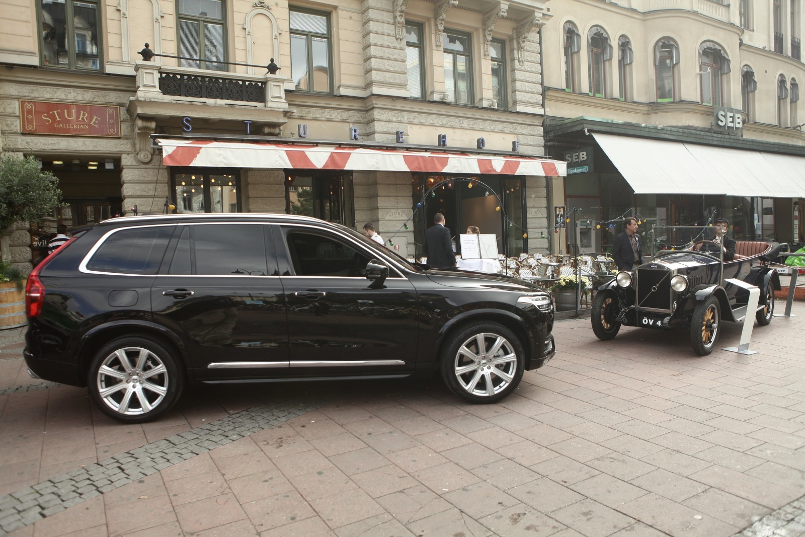Minnet av Volvogrundarna Assar Gabrielsson och Gustaf Larsons möte över ett parti kräftor på restaurang Sturehof 1924 är något som Volvo högtidlighåller än idag.