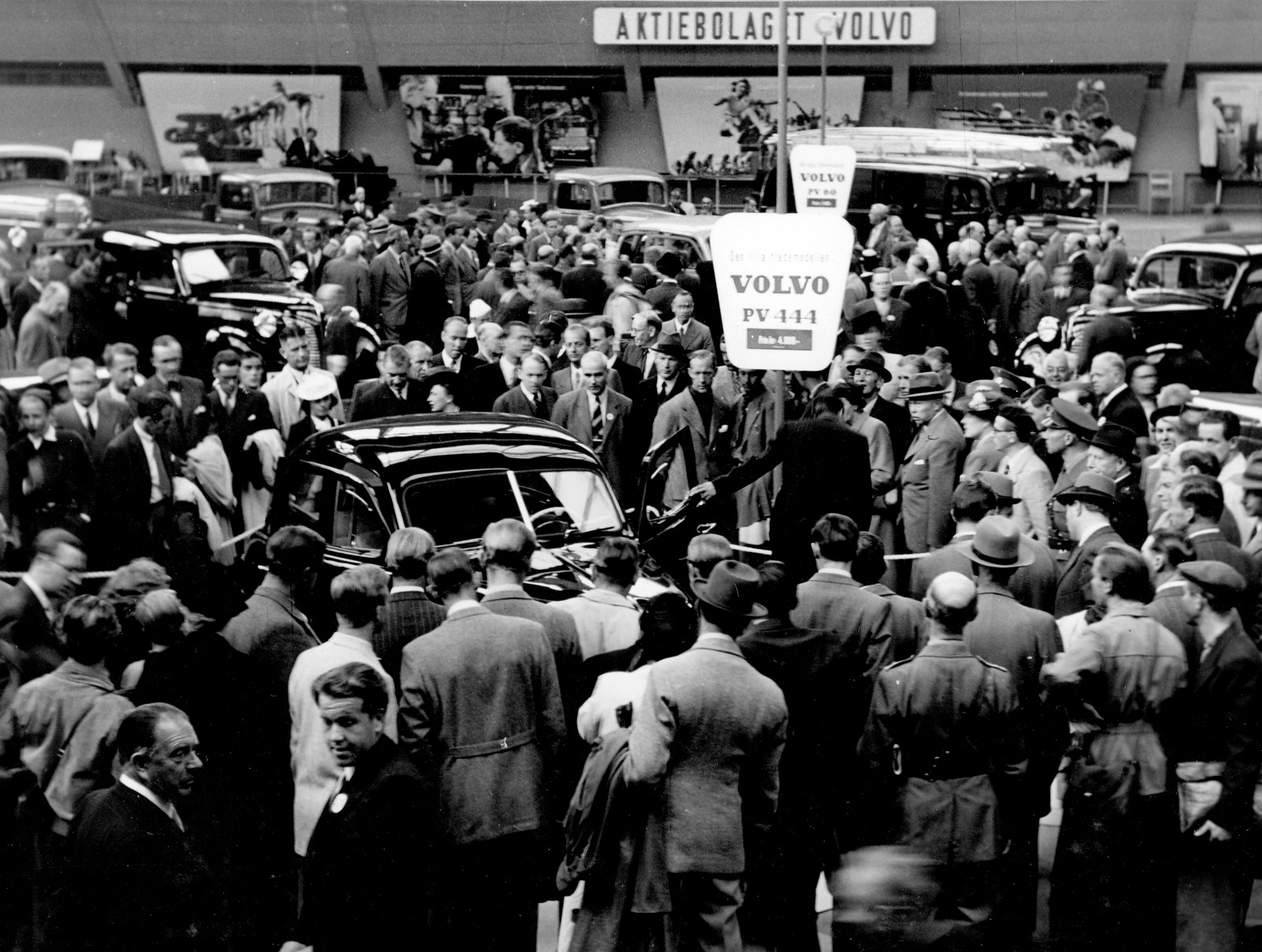 På den stora Volvoutställningen i Kungliga Tennishallen 1944 premiärvisades PV60 och PV444.