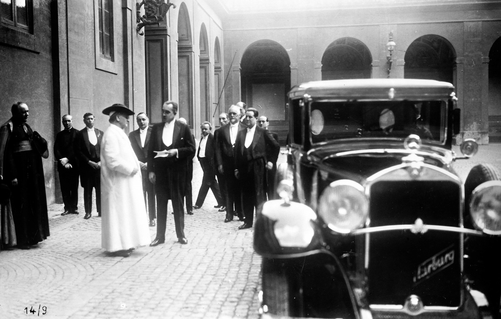 Påven Pius XI och hans Mercedes-Benz Nürburg 460 1930.