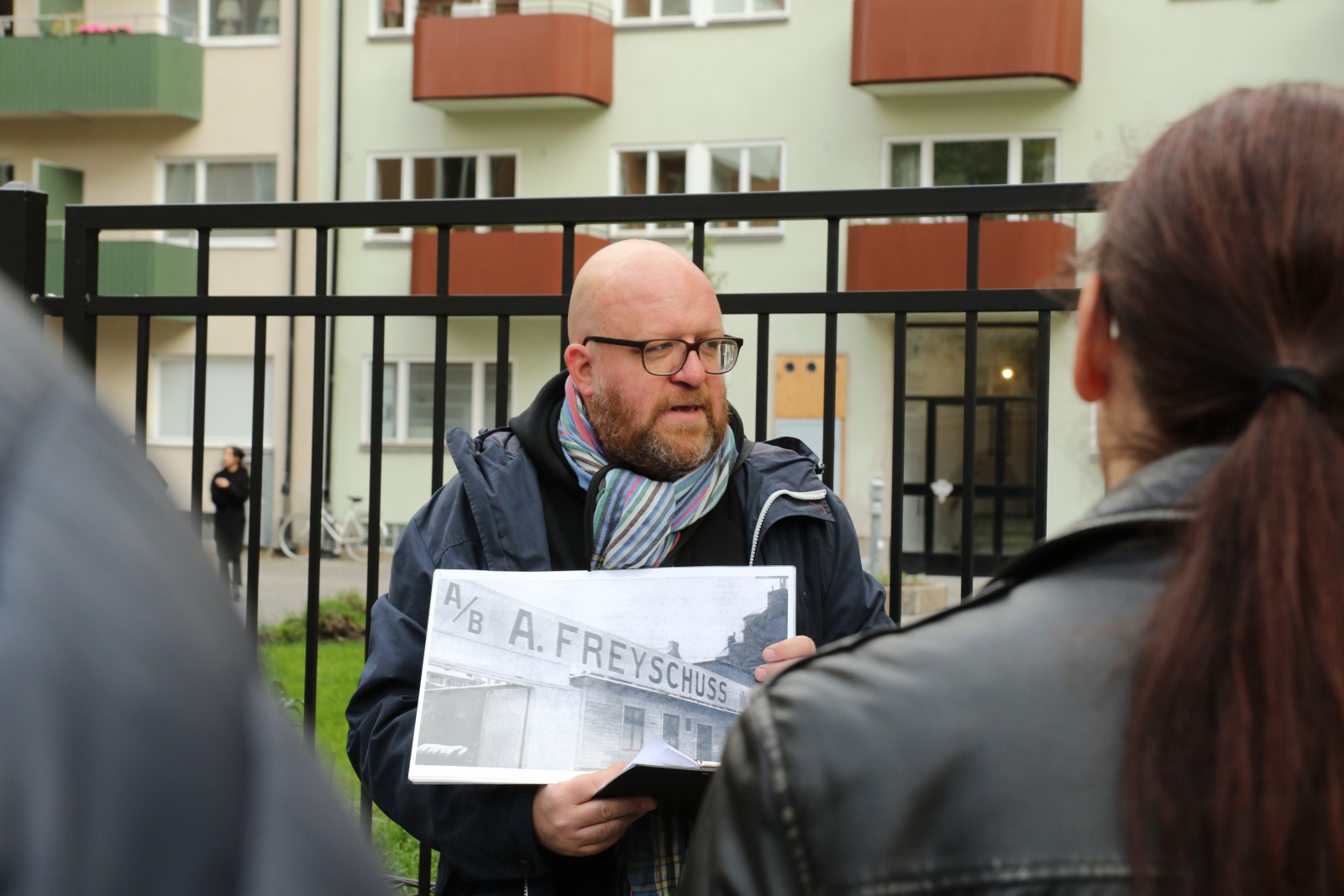 Klassikers Fredrik Nyblad guidade till platserna som var avgörande för att Volvo kunde grundas. Här är gruppen framför Sveavägen 126 där karosseribyggaren AB Adolf Freyschuss fanns.