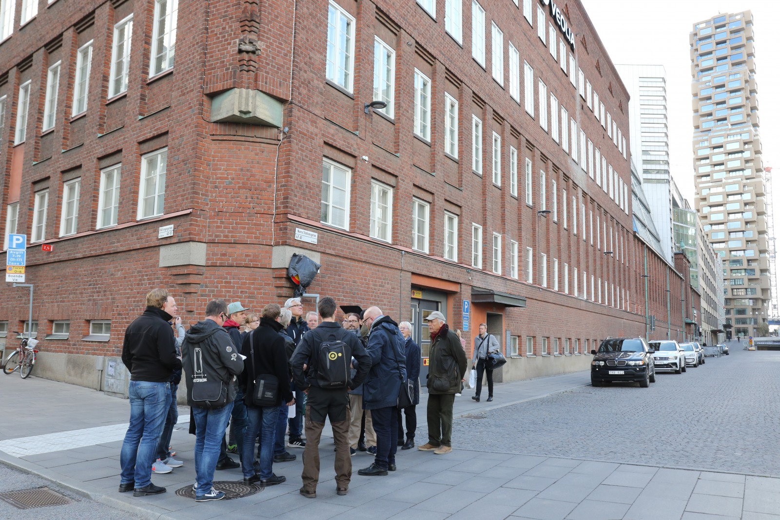 På Hälsingegatan låg verkstadsföretaget AB Galco där Gustaf Larson var teknisk direktör. Det var till Galco som ramarna till de tio prototyperna levererades. Hälsingegatan var det sista stoppet på Klassikers guidade tur om Volvos tidiga historia.