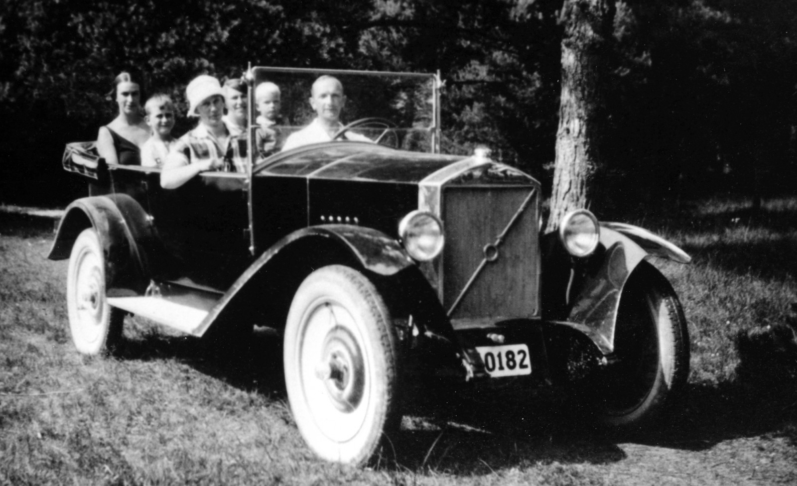 Gustaf Larson med familj fotograferad sommaren 1926 i en av de tio prototyper som byggdes i Stockholm.