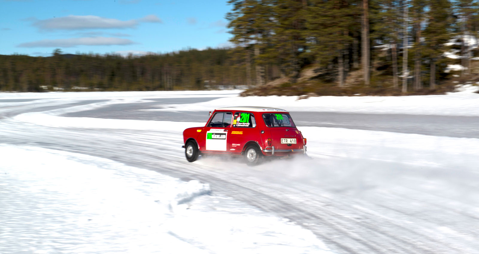 Rally mot standard, amatör mot proffs. Austin Cooper S mot Morris 850!