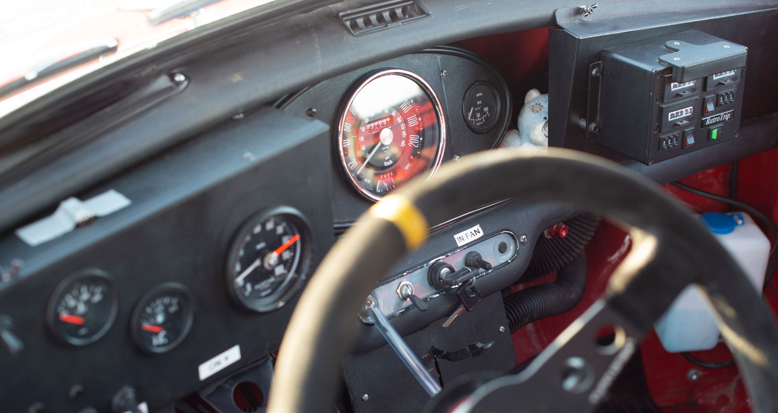 Rally mot standard, amatör mot proffs. Austin Cooper S mot Morris 850!