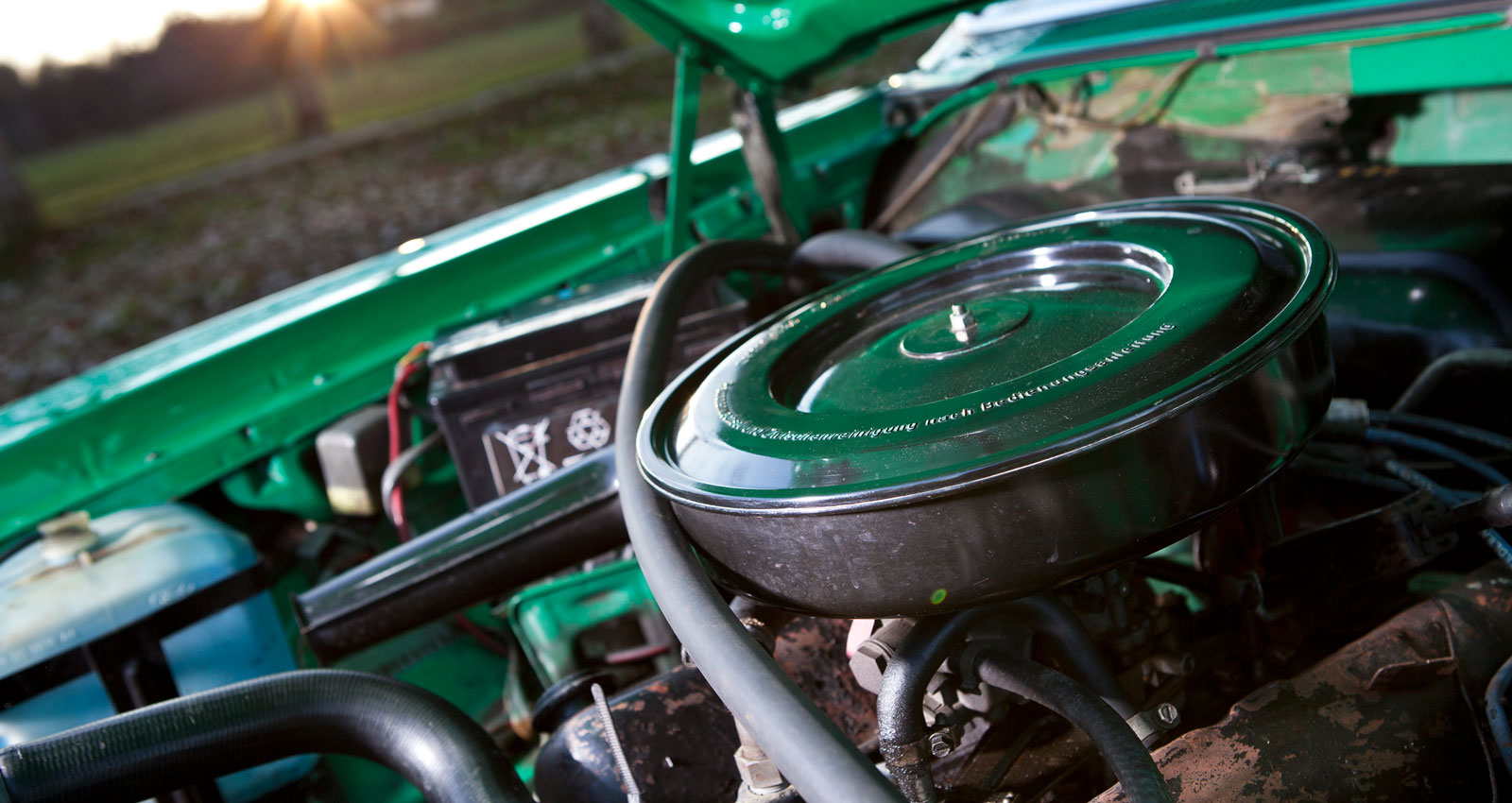 V6-motorn kom från föregångaren och fanns i olika storlekar: 2,0 – 2,3 – 2,6 liter. I toppmodellen satt den brittiska ”Essex-sexan på tre liter. Den svarta plasten har stått sig bra och bjuder ännu på nybilskänsla.