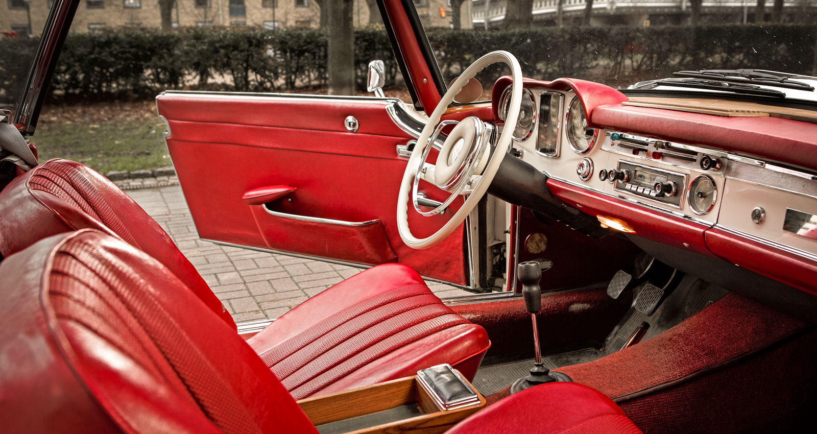 Sportigare än gamla 190SL och med mer utrymme för axlarna. Inte fullt så sportig som 300SL, men betydligt lättare att äga. I Pagoda skulle kvaliteter från båda föregångarna rymmas.