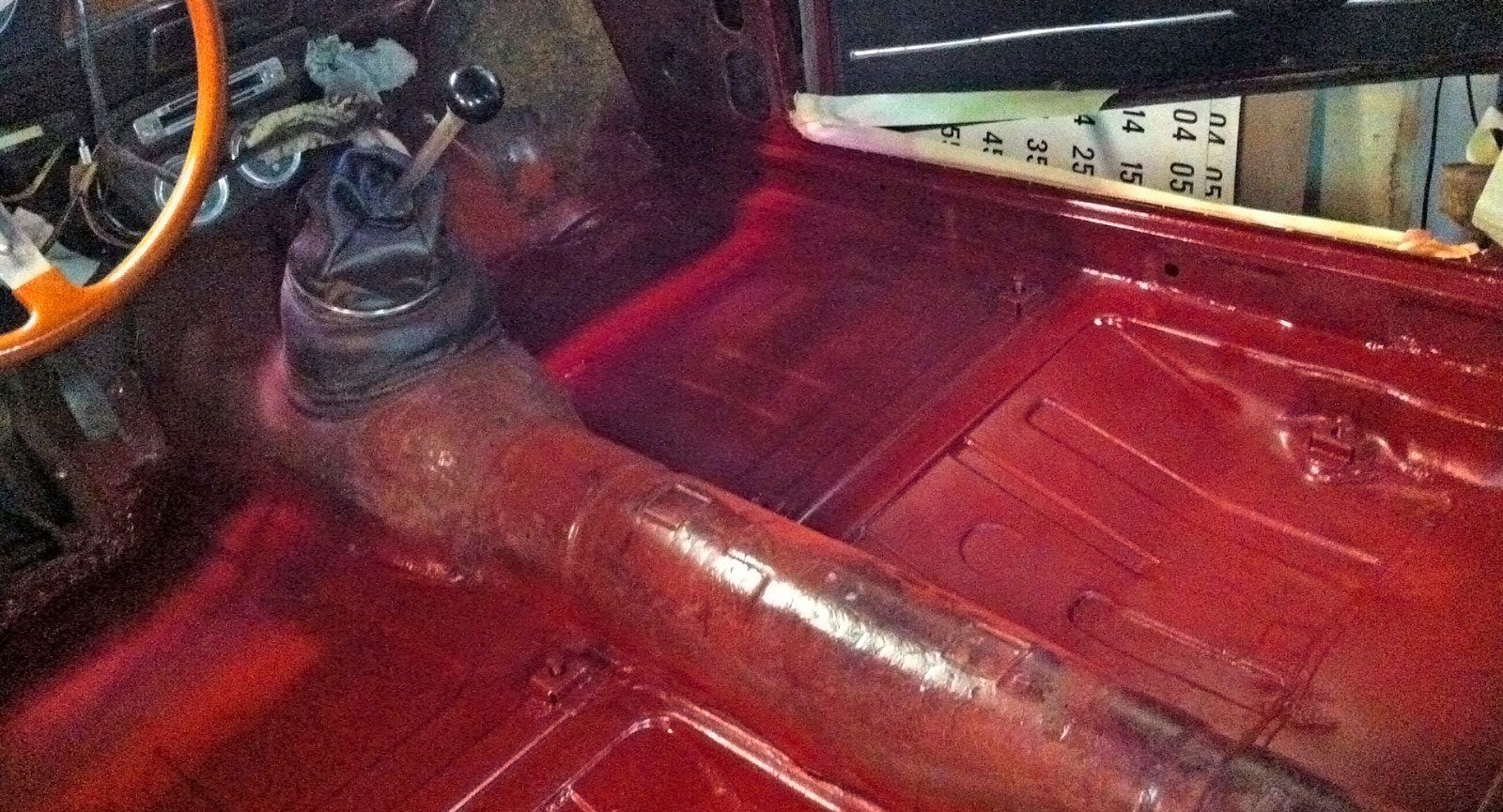 6. Sade vi att garagekompisarna mest håller på med Jaguar? Rostskyddsfärg och ny Amarantoröd färg – sedan en ny matta. Frid i stugan. Mätarhuset har Andreas målat svart liksom den udda aluminiumbiten. Resten har klarat sig med puts och mycket vädring.
