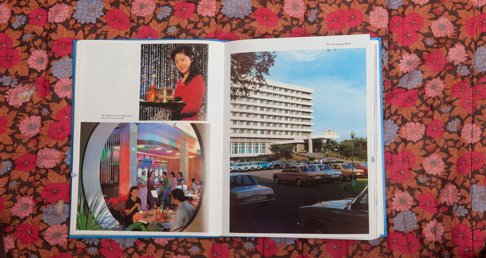 Stämningen i boken är rakt igenom kuslig. Man anar stenhård regi in i minsta detalj. Ovan en alkoholfri bar som ”lockar unga”. Till höger får överlyckliga barn träffa ”den store ledaren” Kim Il Sung i nöjesparken i Mangyongdae.