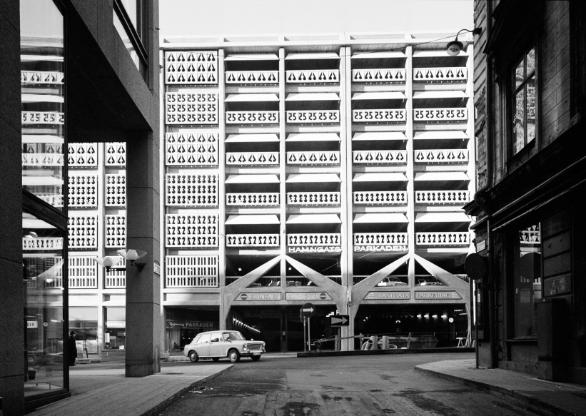 Parkadens in- och utfart på Regeringsgatan fotograferad 1966.