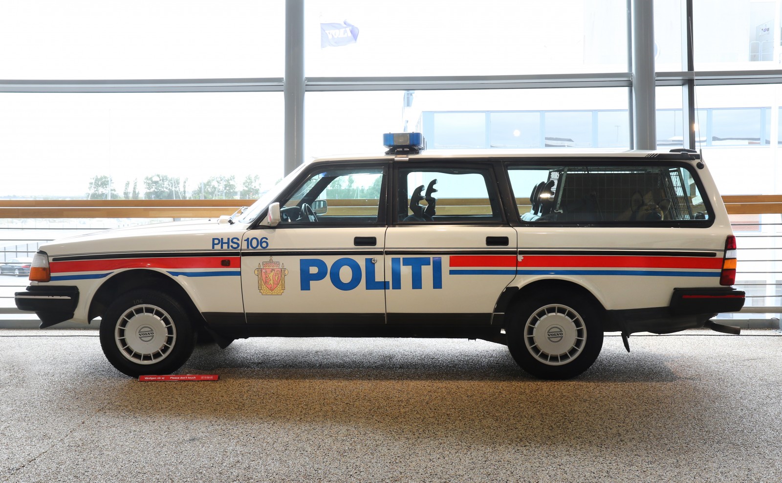 Två polisbilar ställdes ut på utställningen och båda är faktiskt hundpatrullbilar. Det var dels en 240 från polismuseet men också den här norska polisbilen.