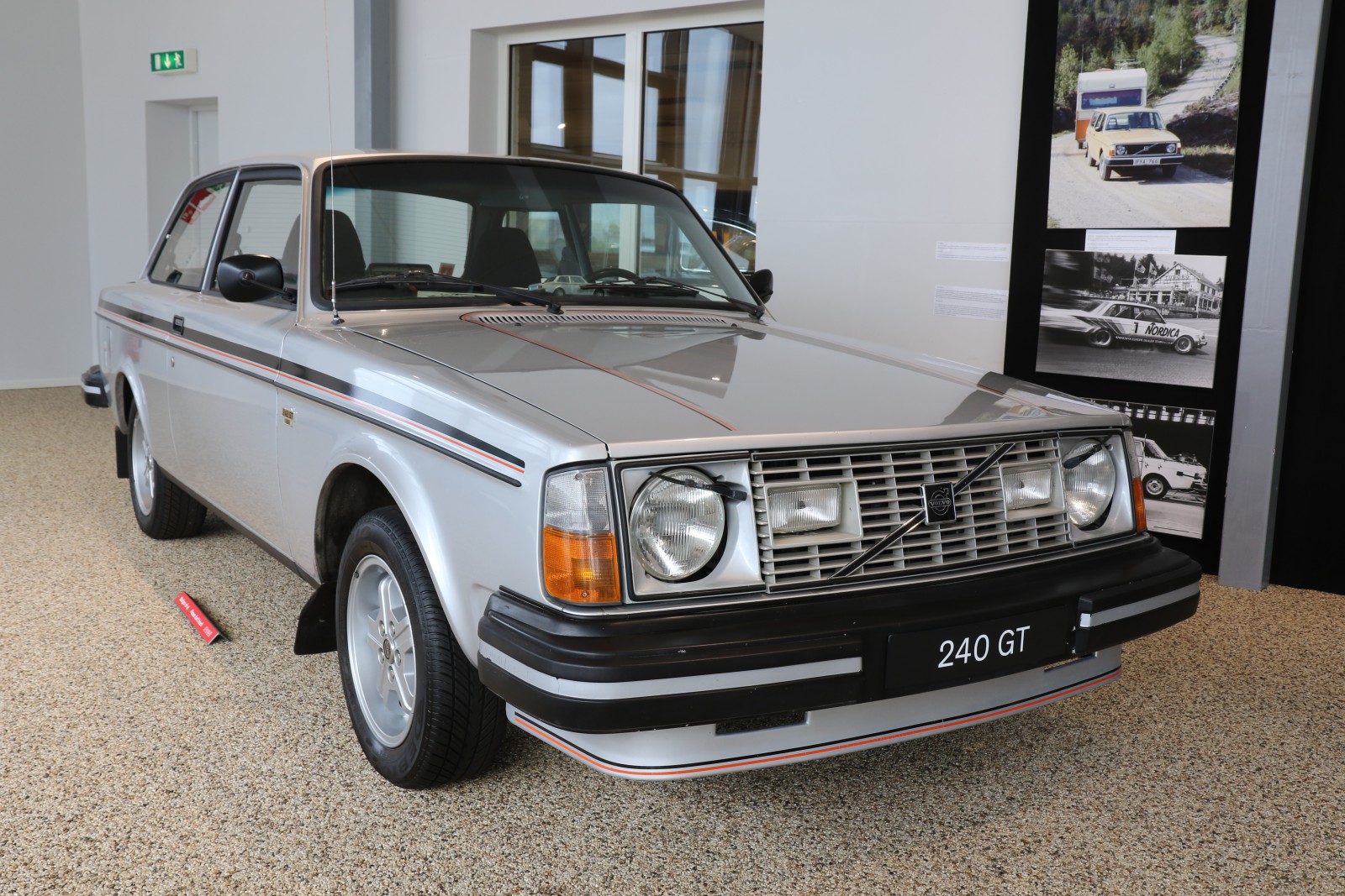 En av de bilar som Volvomuseet lånat in till utställningen är den här extremt fina 242 GT:n från 1979.