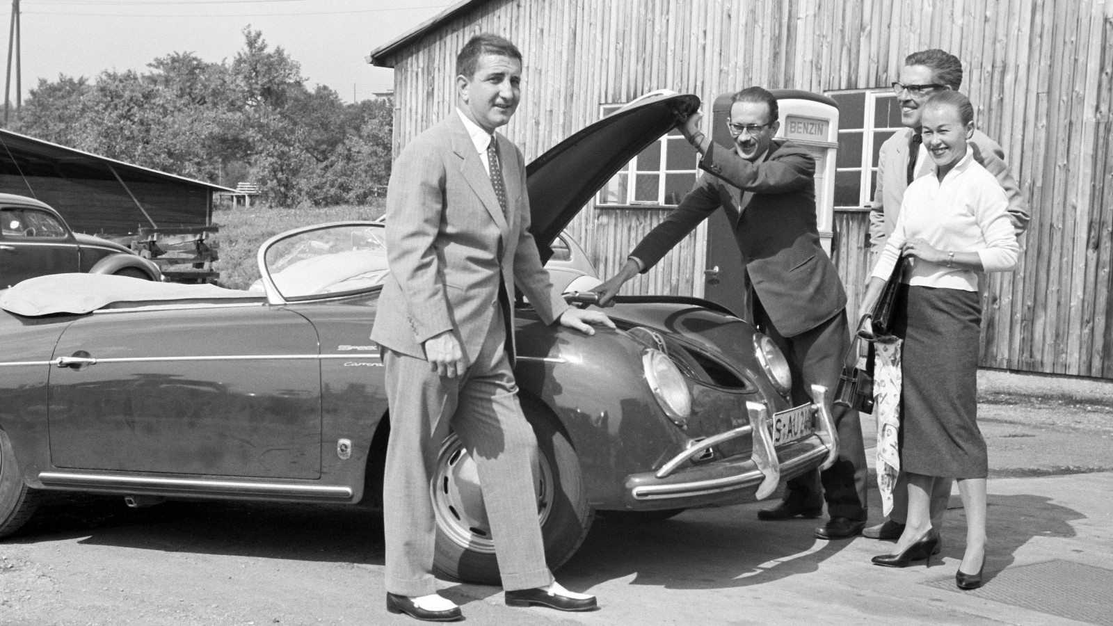 De legendariska tävlingsförarna Richard von Frankenberg (Andra från vänster) och Huschke von Hanstein (Tredje från vänster) hämtar en 356 A 1500 GS Carrera Speedster.