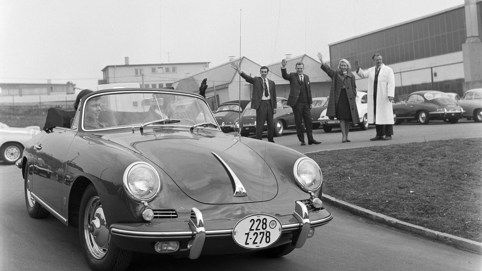 En 356 B (T6) från 1962 utrustad med de karaktäristiska ovala exportplåtarna ”Zollkennzeichen” för vidare färd utomlands.