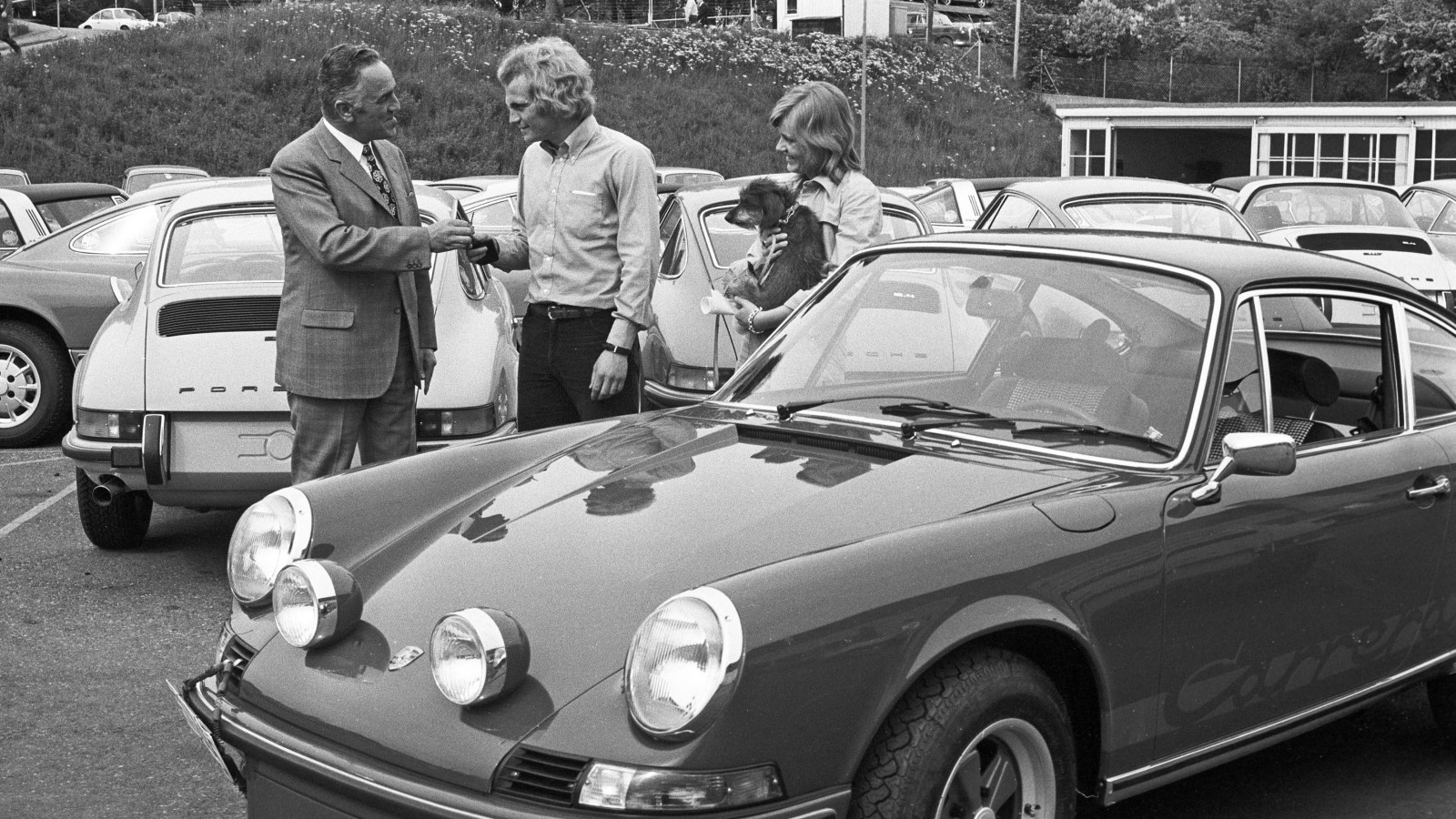 Inte konstigt att Bayern München-spelaren Ulrich "Uli" Hoeneß ser sammanbiten ut, att ratta en 911 Carrera RS 2.7 kräver stora förartalanger. Notera de ovanliga extraljusen på bagageluckan!