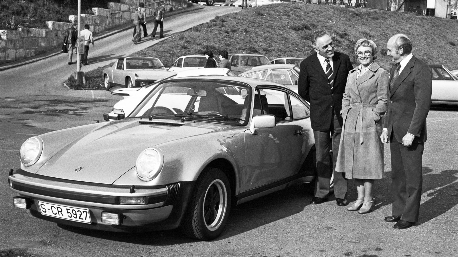 En tidig 911 Turbo med 3-litersmaskin under huven och den nätta ”whale tail-spoilern” lämnas över av Harald Wagner till familjen Pietsch.
