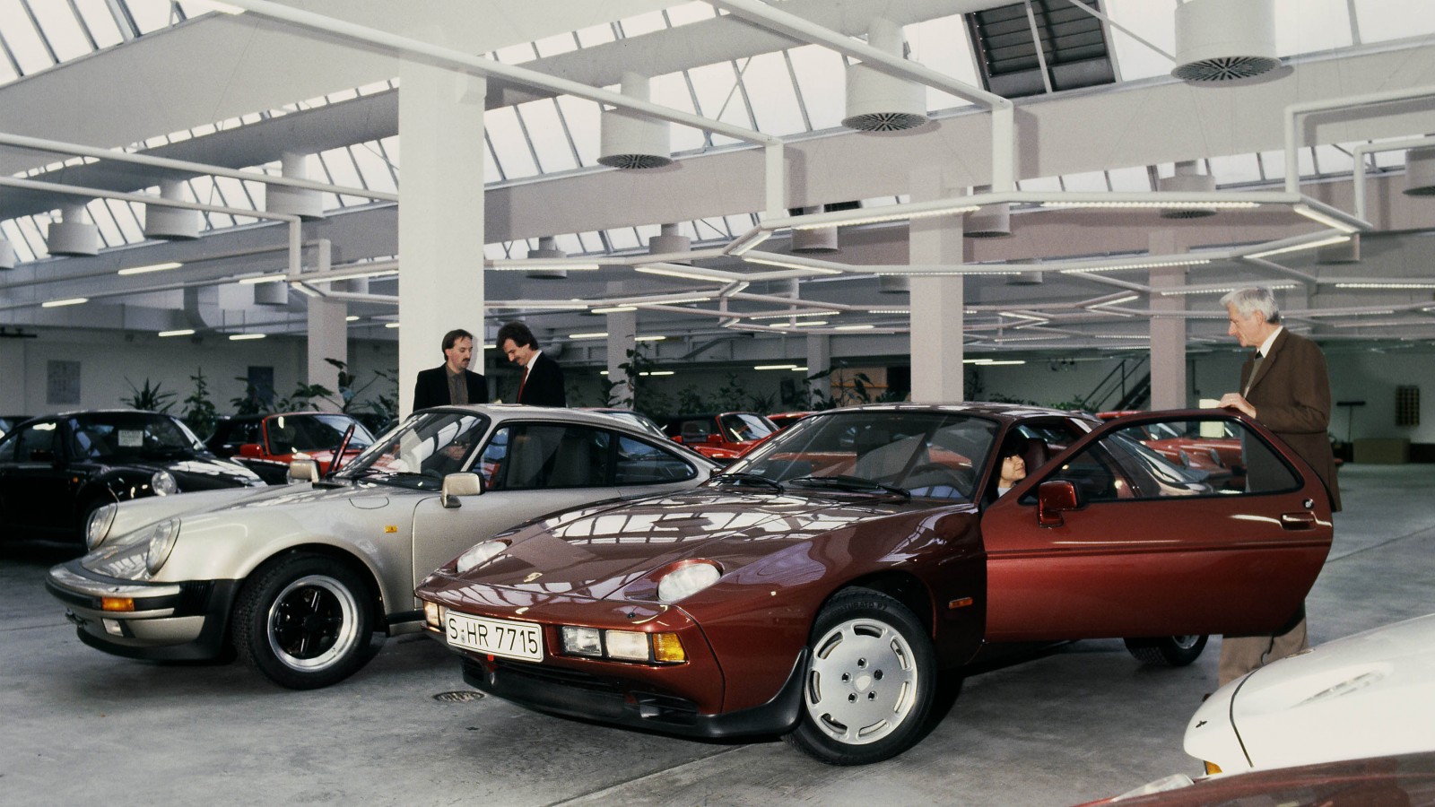 De bägge toppmodellerna under 1980-talet uppradade i leveranshallen – 911 Turbo 3.3 och 928 S.
