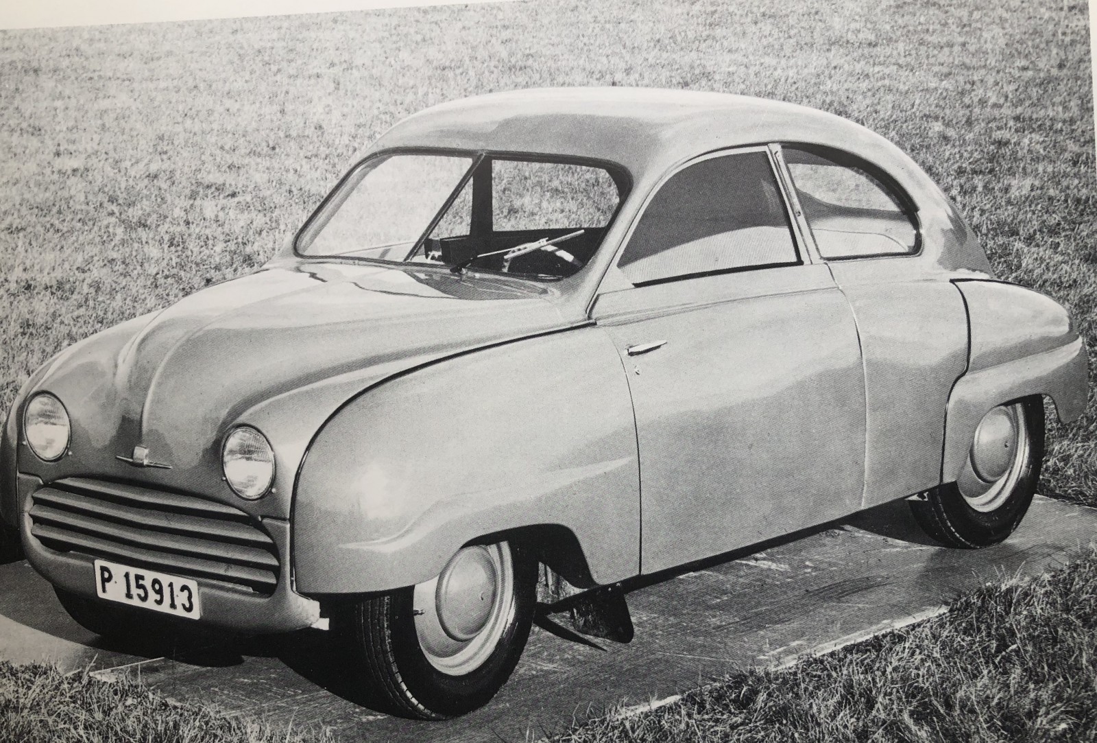Saab genomförde studier på en ekonomimodell … och plötsligt fick 004 ikläda sig en mer nedtonad kostym. En 92 Standard skulle ha lackerade navkapslar och grill. Inga kofångare – och bara en torkare.