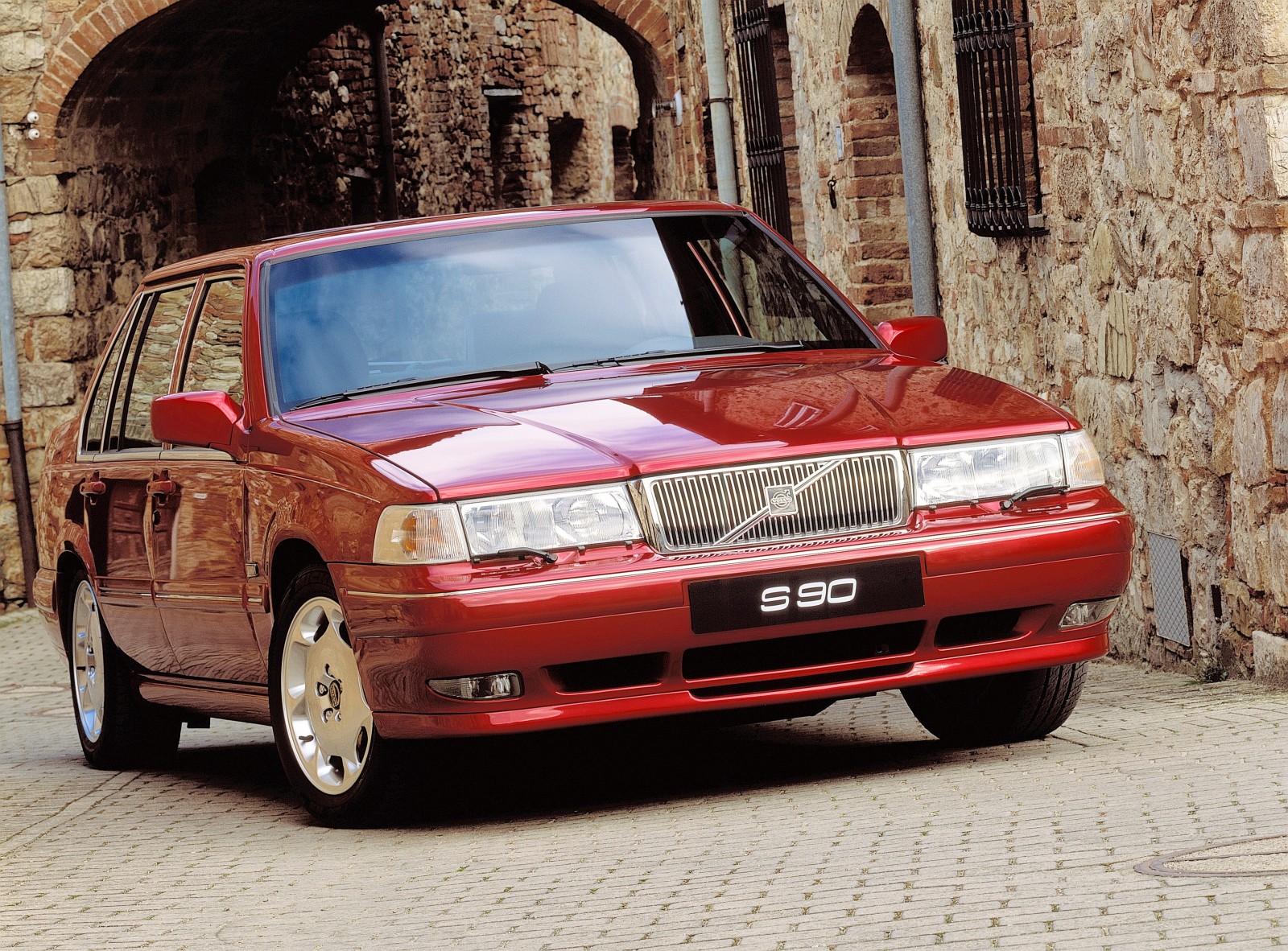 Den mer exklusiva 960-modellen genomgick en facelift till 1995 års modell och fick bland annat ett nytt utseende på fronten och en ny hjulupphängning bak.