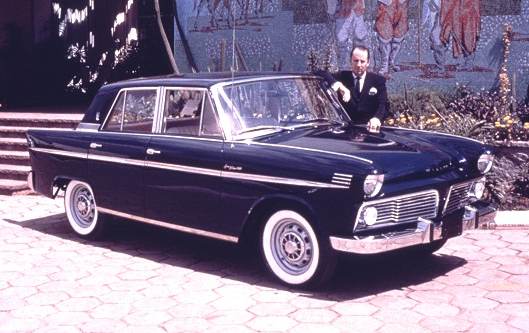 Brook Stevens med prototypen till nya Willys Aero