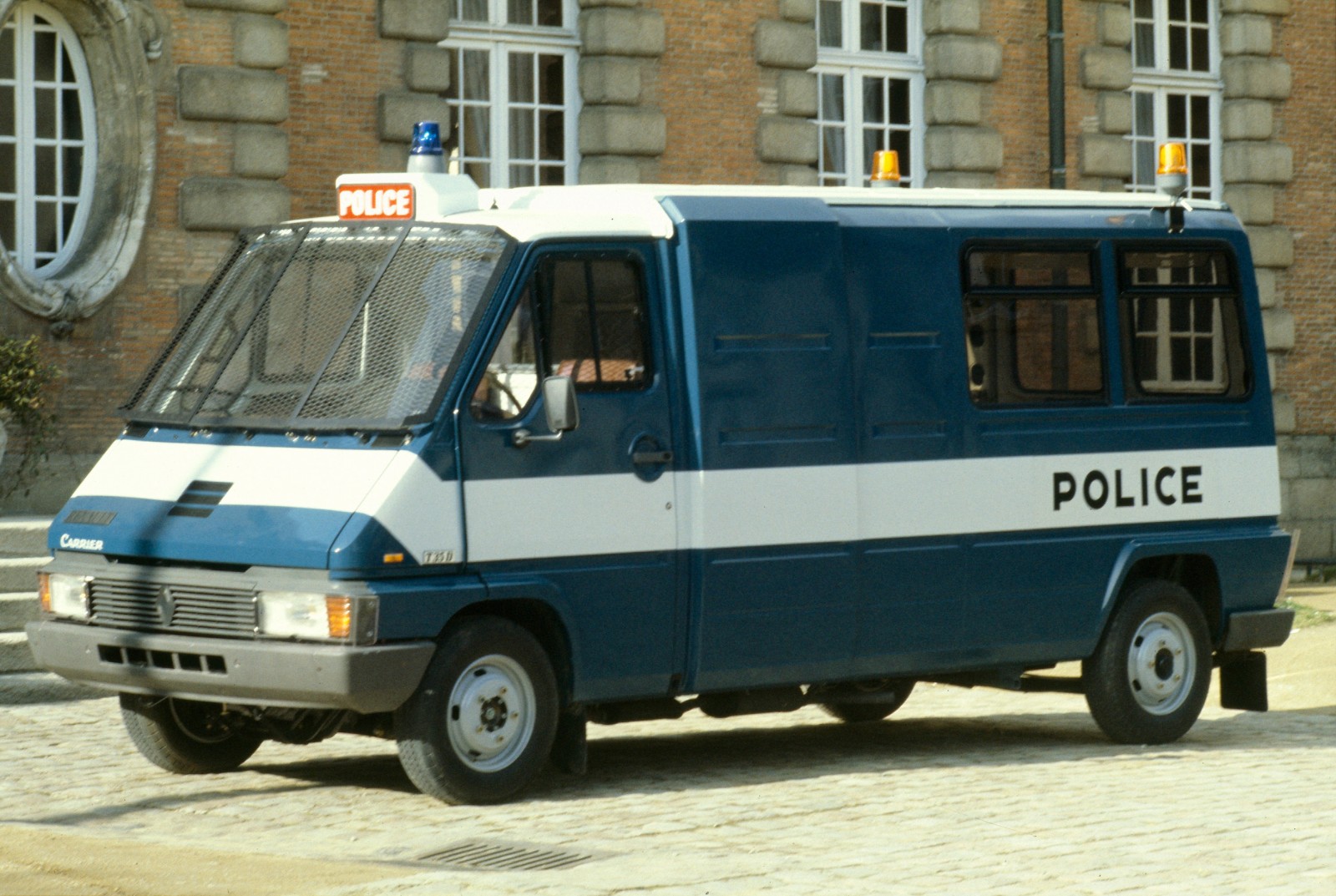 Renault Master som polisbil – en hel brottsvåg kunde finkas på en och samma gång!