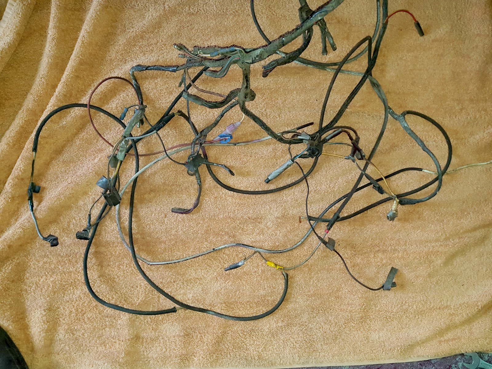 Elsystemet var sönderhackat och skarvat. Varför avnända eltejp när man har packtejp och frystejp i stället! Inte undra på ljus var dåligt och bilen svårstartad