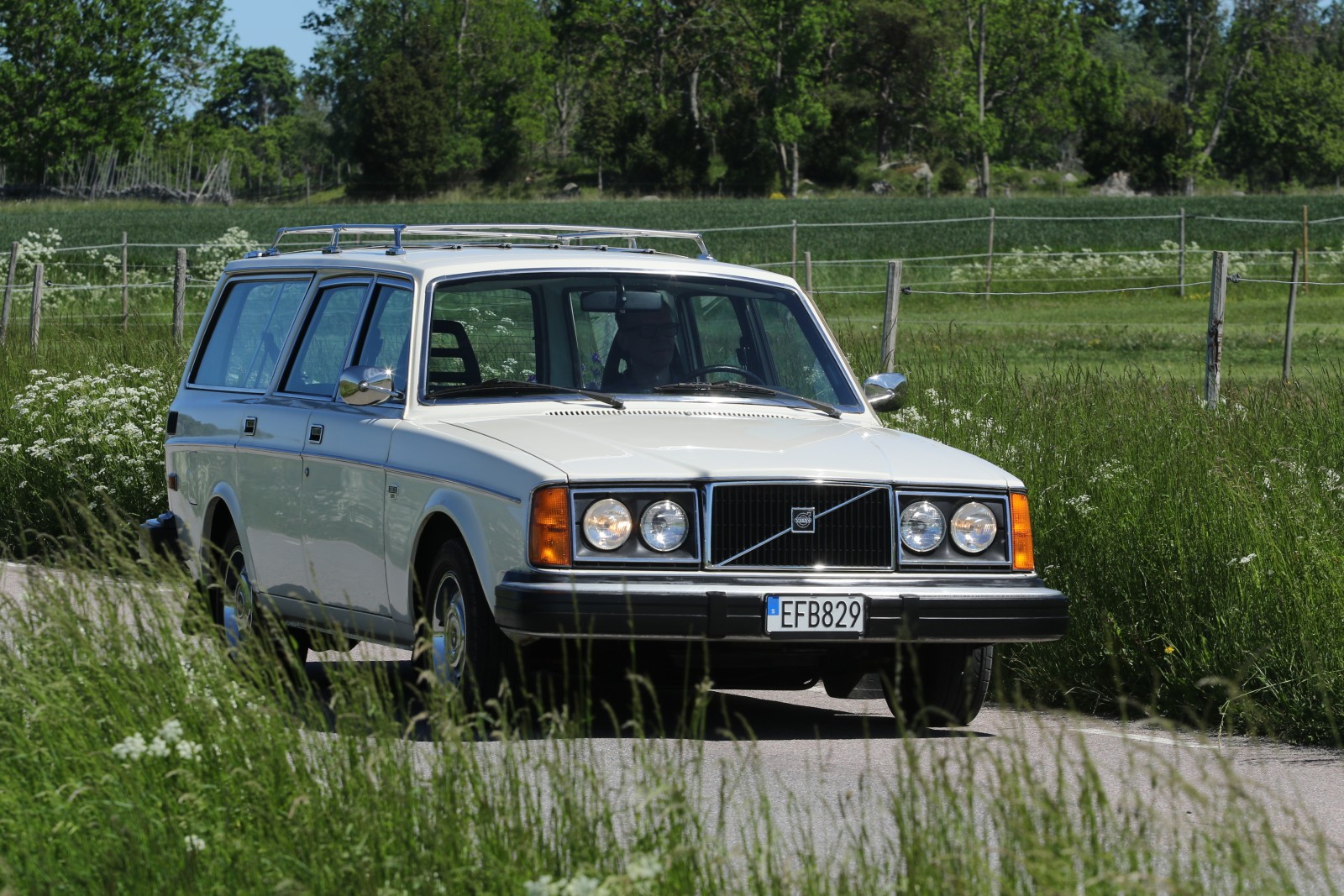 Mer kraft behövde inte betyda mer utrustning, det visar Mikael Fritzings frugala V6-kombi, importerad från USA. Volvo 265 DL 1976.