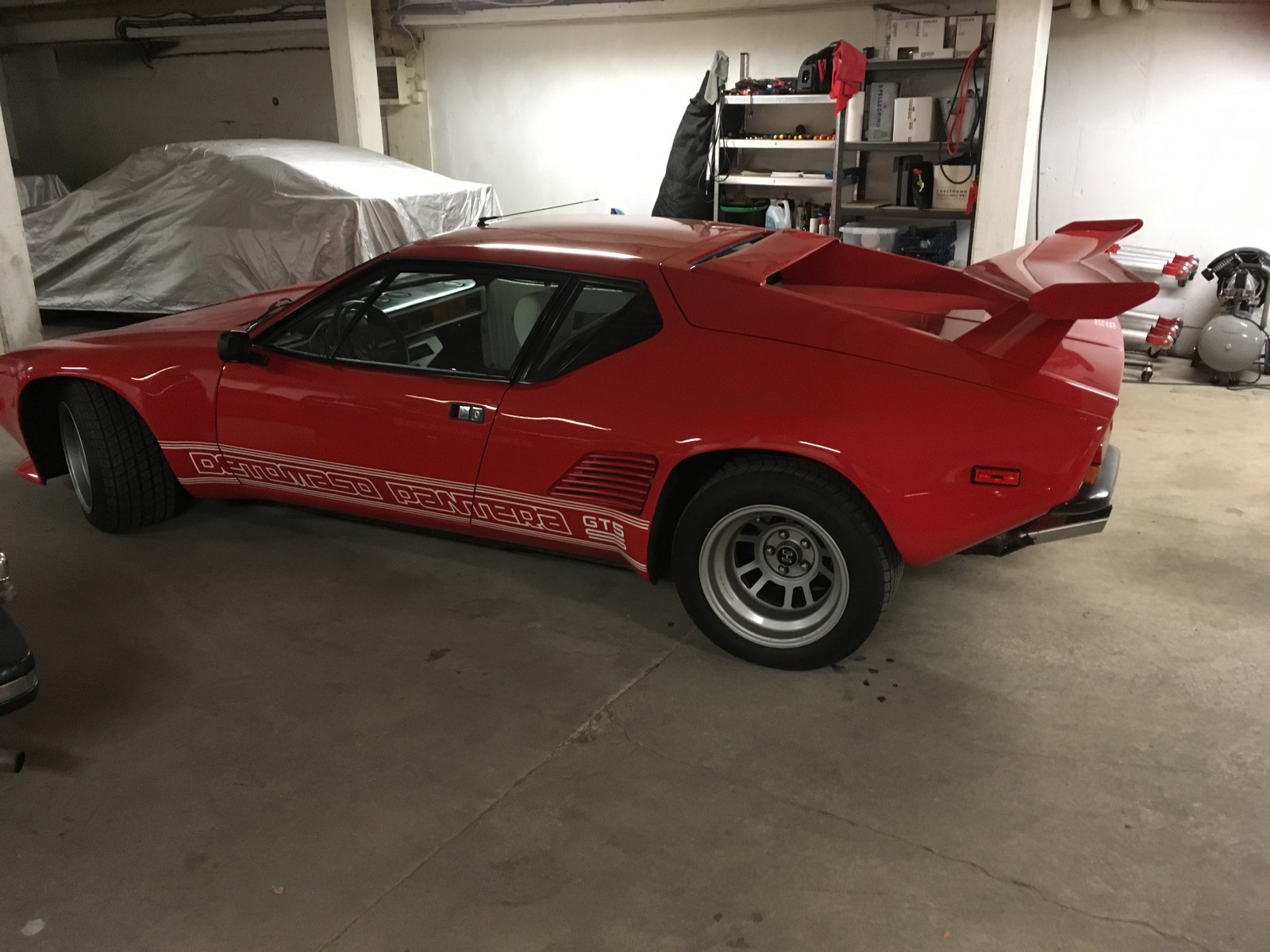 En DeTomaso Pantera hör till bilsamlingen som Sportbilsfonden äger.