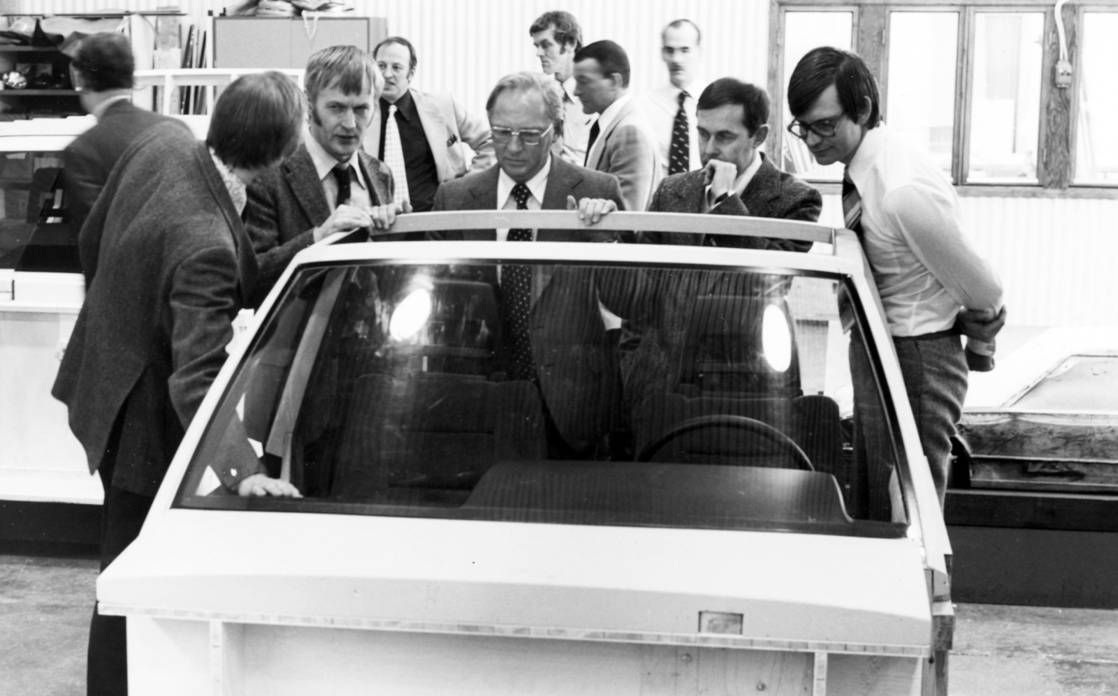 Håkan Frisinger står här i mitten vid en mock-up av inredningen till 700-serien. Bilden är sannolikt tagen i Volvos designavdelnings lokaler.